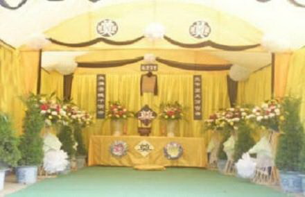 穿寿衣 <a href='http://www.aaavu.com' target='_blank' title='殡葬' ><strong>殡葬</strong></a>一条龙 殡葬白事一条龙